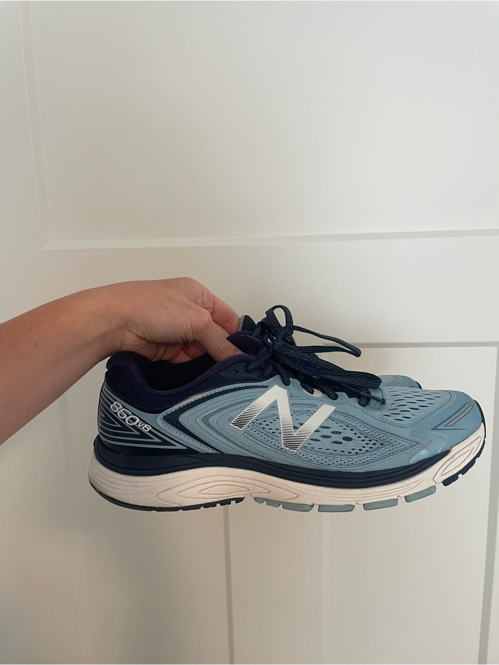 New Balance Women's Sky Blue and Navy 860v9 Sneakers